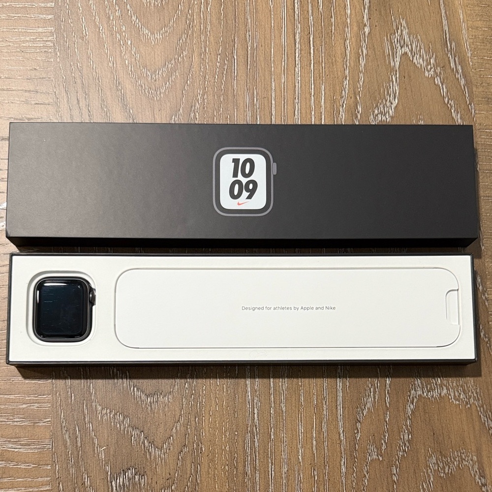 Apple Watch SE with Anthracite Case and Black Band